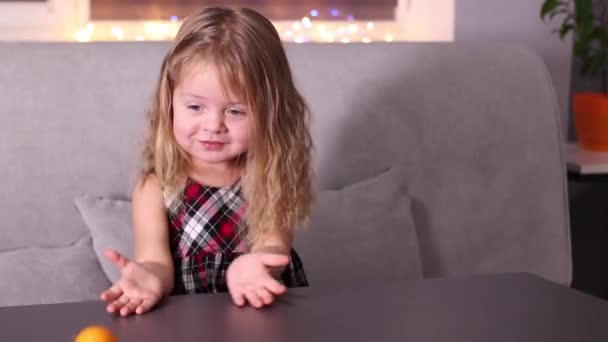 Encantadora Niña Vestido Cuadros Rojo Con Mandarinas Clementine Habitación Gris — Vídeos de Stock