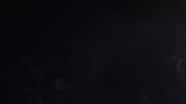 Ağır çekimde hafif beyaz duman. Soyut Duman, kara arka planda soğuk sis bulutu. Yüzen sis. Doku. Mum dumanı. Yüksek kaliteli FullHD görüntüler