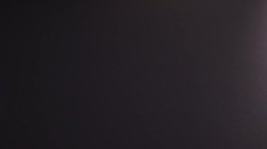 Siyah arkaplanda parlak renkli işaretler var. Sanat, acı, yazı, kırtasiye, keçeli kalem. Yüksek kaliteli FullHD görüntüler