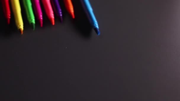 Marqueurs Multicolores Lumineux Roulant Sur Fond Noir Art Douleur Écriture — Video