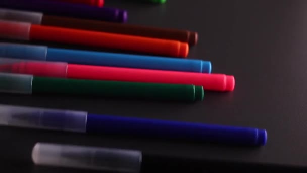Marcadores Multicoloridos Brilhantes Rolando Sobre Fundo Preto Arte Dor Escrita — Vídeo de Stock