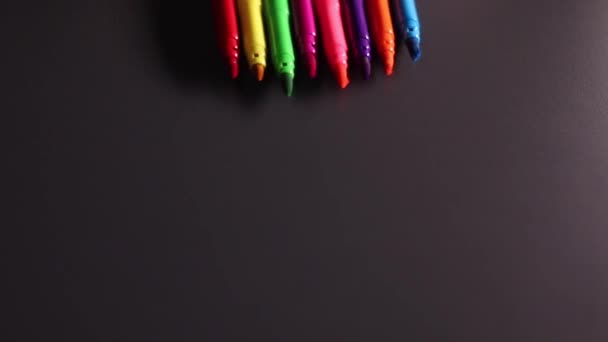 Luminosi Marcatori Multicolori Rotolano Sfondo Nero Arte Dolore Scrittura Cancelleria — Video Stock