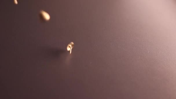 褐色背景上的金针 文具概念 复制空间 优质Fullhd影片 — 图库视频影像