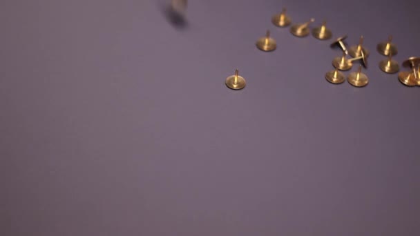 Goldene Anstecknadeln Auf Grauem Hintergrund Schreibwarenkonzept Kopierraum Vereinzelt Hochwertiges Fullhd — Stockvideo