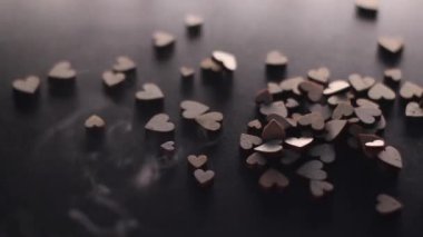 Yavaş çekimde dumanlı küçük tahta kalp şekilli figürler. Sevgililer günü, sevgililer günü, aşk, ilişki, romantik. Yüksek kaliteli FullHD görüntüler