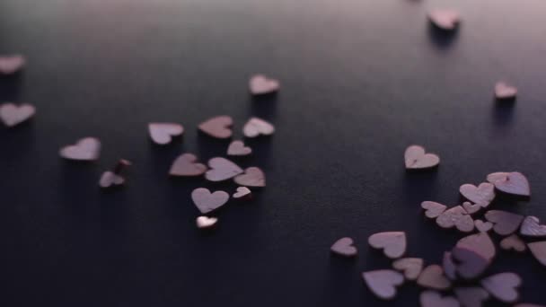 Malé Postavy Tvaru Dřevěného Srdce Padající Zpomaleně Černý Stůl Valentýn — Stock video