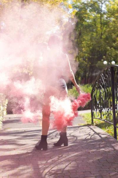 Nerozeznatelná Štíhlá Dívka Brunetka Černém Obleku Jasně Růžovou Kouřovou Bombou — Stock fotografie