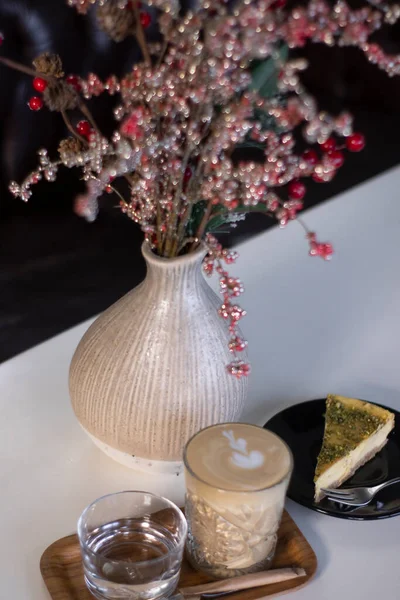 Šálek Kávy Latte Nebo Cappuccino Kusem Dortu Vázy Dekorativními Červenými — Stock fotografie