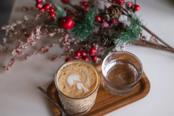 Kop Koffie Latte Cappuccino Met Een Glas Water Een Dienblad — Stockfoto