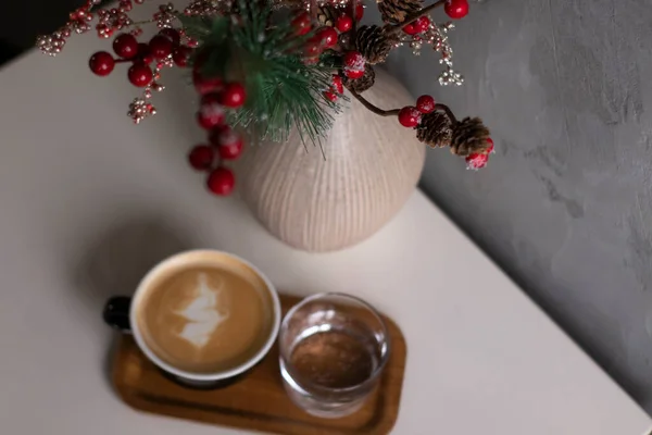 Šálek Kávy Latte Nebo Cappuccino Sklenicí Vody Vázy Dekorativními Červenými — Stock fotografie