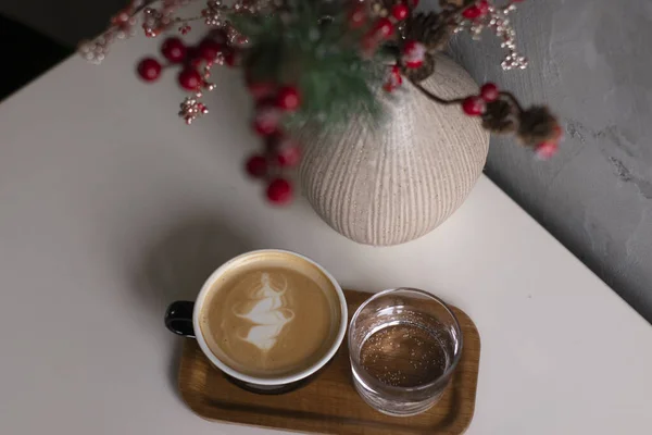 Šálek Kávy Latte Nebo Cappuccino Sklenicí Vody Vázy Dekorativními Červenými — Stock fotografie