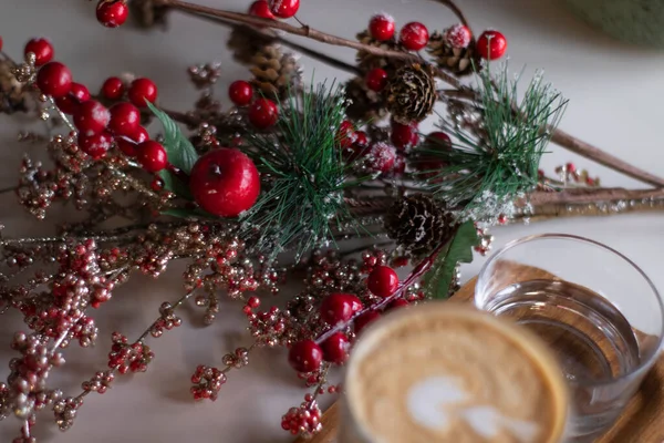 Šálek Kávy Latté Nebo Cappuccino Sklenicí Vody Tácu Blízkosti Dekorativních — Stock fotografie