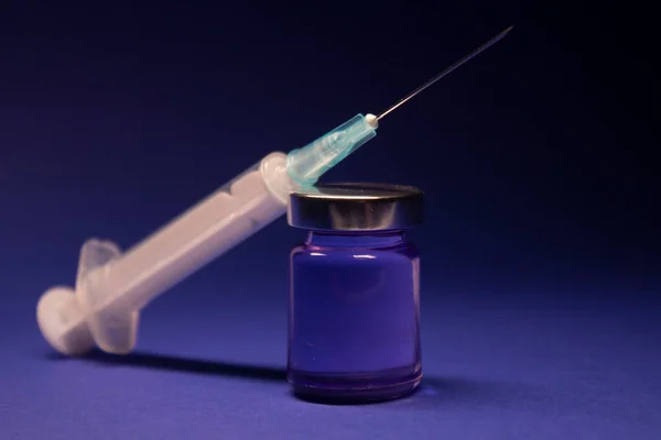 Aşı Şişesi Şişesinde Etiket Yok Şırınga Iğnesi Var Mavi Arka — Stok fotoğraf