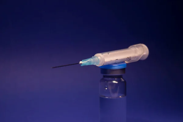 无标签的疫苗瓶针头 医用注射针 被蓝色背景隔离 Coronavirus疫苗Covid 19的开发 世界竞赛的研究 复制空间 — 图库照片