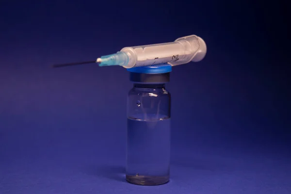 Пляшка Вакцини Фіалка Етикетки Голка Єкцій Медичного Шприца Ізольовані Синьому — стокове фото