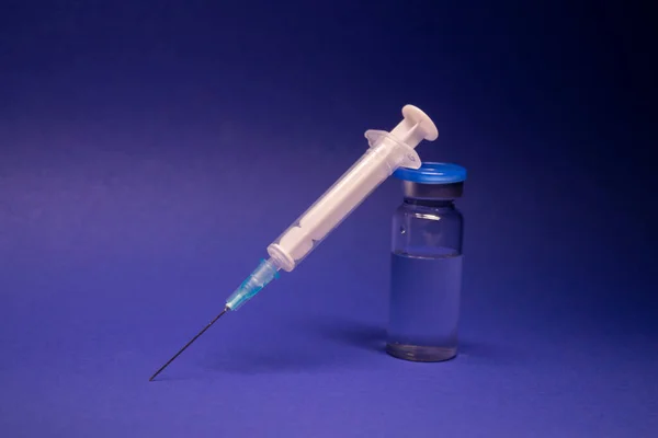 Aşı Şişesi Şişesinde Etiket Yok Şırınga Iğnesi Var Mavi Arka — Stok fotoğraf