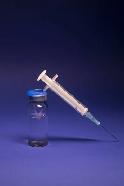 无标签的疫苗瓶针头 医用注射针 被蓝色背景隔离 Coronavirus疫苗Covid 19的开发 世界竞赛的研究 复制空间 — 图库照片