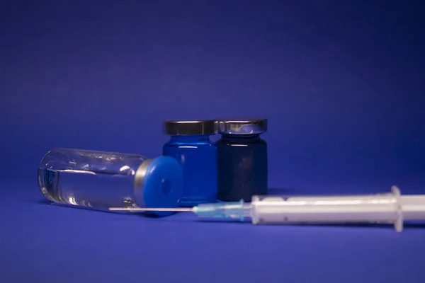 Tre Flaconi Trasparenti Flacone Vaccino Senza Etichetta Ago Iniezione Siringa — Foto Stock