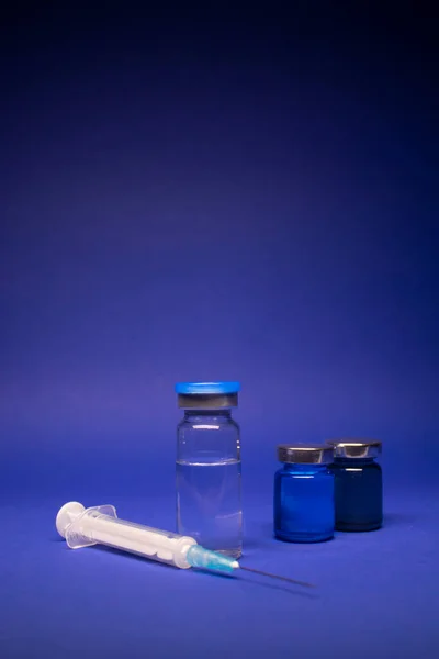 Три Прозорі Пляшки Вакцини Фіалка Етикетки Медична Голка Єкцій Шприца — стокове фото