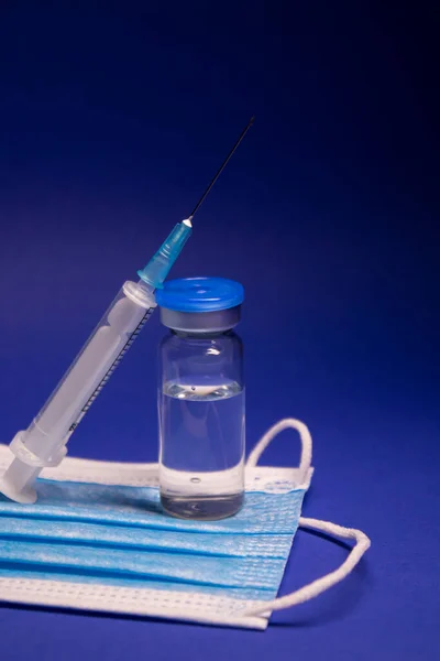 Пляшка Вакцини Фіалка Етикетки Синій Медичній Масці Медичний Шприц Голкою — стокове фото