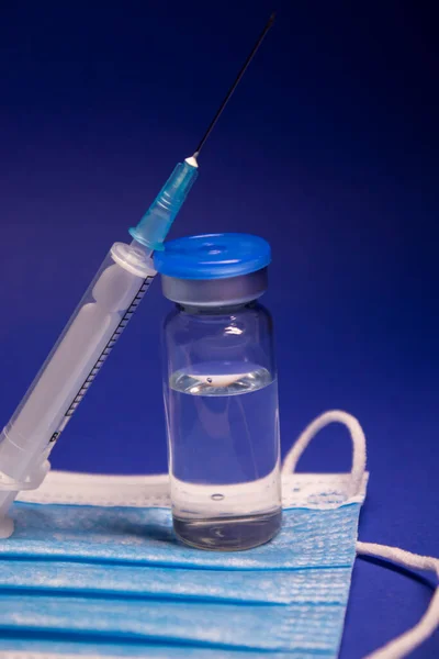 Aşı Şişesi Şişesinde Mavi Tıbbi Maske Etiketi Yok Şırıngada Iğne — Stok fotoğraf