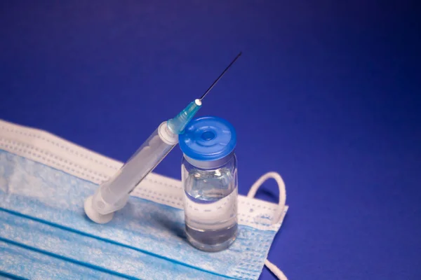 Flacon Vaccin Phial Sans Étiquette Sur Masque Médical Bleu Seringue — Photo