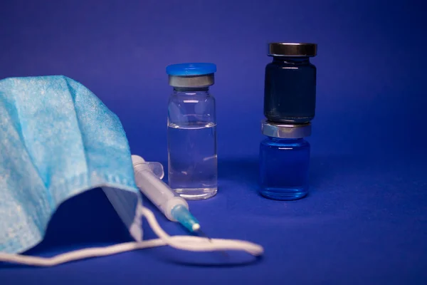 Etiketsiz Aşı Şişesi Şırınga Enjeksiyonlu Tıbbi Şırınga Mavi Tıbbi Maske — Stok fotoğraf