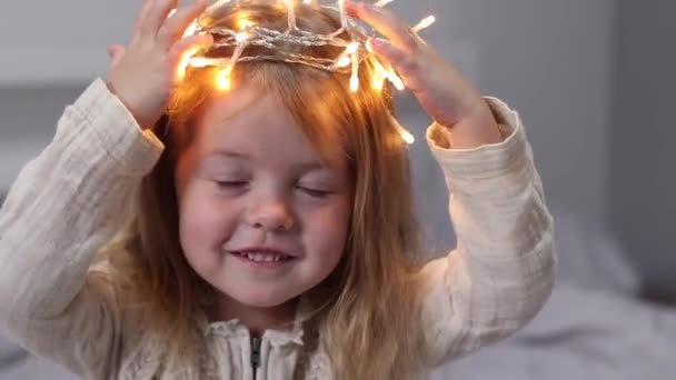 Encantadora niña con guirnalda en la cabeza como una corona. año nuevo, infancia, hija, princesa. Imágenes de FullHD — Vídeos de Stock