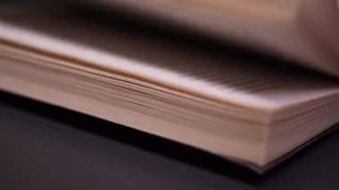 Macro kitabın sayfalarını çevirirken çekti. Sayfaların sayfalarını kapatıyoruz. Öğrenme ve eğitim kavramı. Masadaki kitap sayfalarında tanımlanamayan metnin ayrıntılı görünümü