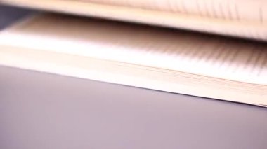 Macro kitabın sayfalarını çevirirken çekti. Sayfaların sayfalarını kapatıyoruz. Öğrenme ve eğitim kavramı. Masadaki kitap sayfalarında tanımlanamayan metnin ayrıntılı görünümü