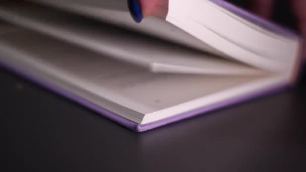 Mão Mulher Rapidamente Lançando Páginas Livros Closeup Virar Páginas Livro — Vídeo de Stock
