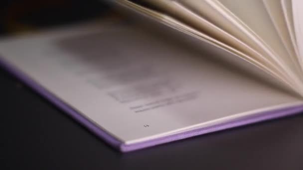 Macro Toma Cerrar Libro Violeta Primer Plano Pasar Páginas Libro — Vídeo de stock