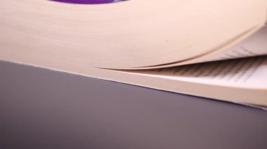Macro kitabın sayfalarını çevirirken çekti. Sayfaların sayfalarını kapatıyoruz. Öğrenme ve eğitim kavramı. Masadaki kitap sayfalarında tanımlanamayan metnin ayrıntılı görünümü