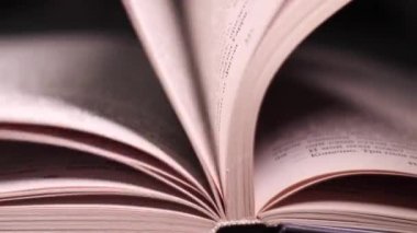 Macro kitabın sayfalarını çevirirken çekti. Sayfaların sayfalarını kapatıyoruz. Öğrenme ve eğitim kavramı. Masadaki kitap sayfalarında tanımlanamayan metnin ayrıntılı görünümü