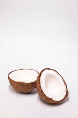 Beyaz arkaplanda açık hindistan cevizi izole edilmiş. Tropikal meyve, fındık.