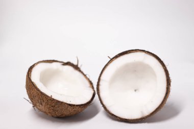 Beyaz arkaplanda açık hindistan cevizi izole edilmiş. Tropikal meyve, fındık.