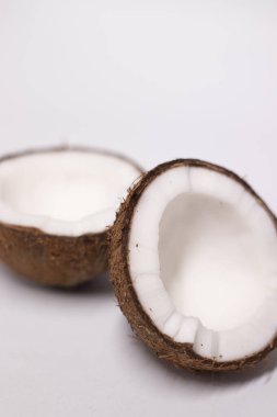 Beyaz arkaplanda açık hindistan cevizi izole edilmiş. Tropikal meyve, fındık.