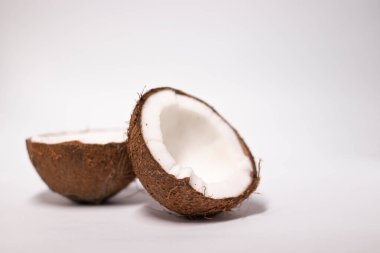 Beyaz arkaplanda açık hindistan cevizi izole edilmiş. Tropikal meyve, fındık.