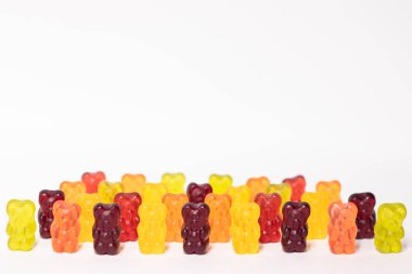 Beyaz arka planda izole edilmiş renkli tatlı jelibon ayıcıkları..