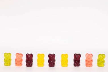 Beyaz arka planda izole edilmiş renkli tatlı jelibon ayıcıkları..