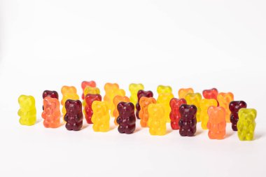 Beyaz arka planda izole edilmiş renkli tatlı jelibon ayıcıkları..