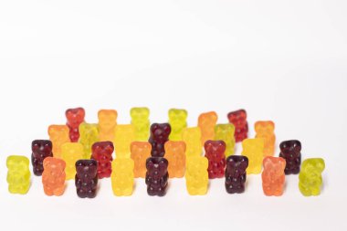 Beyaz arka planda izole edilmiş renkli parlak ayıcıklı ordu rütbeleri.