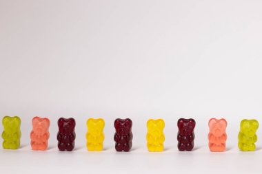 Beyaz arka planda izole edilmiş renkli tatlı jelibon ayıcıkları..