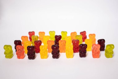 Beyaz arka planda izole edilmiş renkli tatlı jelibon ayıcıkları..