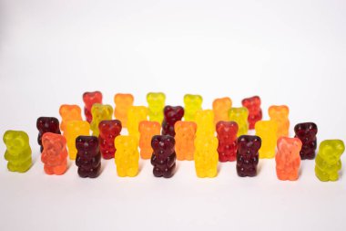 Beyaz arka planda izole edilmiş renkli parlak ayıcıklı ordu rütbeleri.