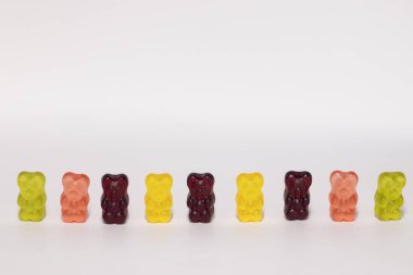 Beyaz arka planda izole edilmiş renkli tatlı jelibon ayıcıkları..