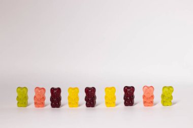 Beyaz arka planda izole edilmiş renkli tatlı jelibon ayıcıkları..