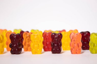 Beyaz arka planda izole edilmiş renkli parlak ayıcıklı ordu rütbeleri.