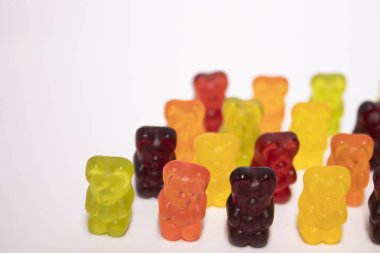 Beyaz arka planda izole edilmiş renkli tatlı jelibon ayıcıkları..