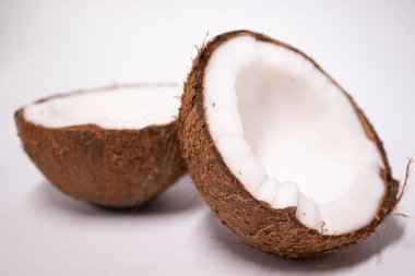 Beyaz arkaplanda açık hindistan cevizi izole edilmiş. Tropikal meyve, fındık.